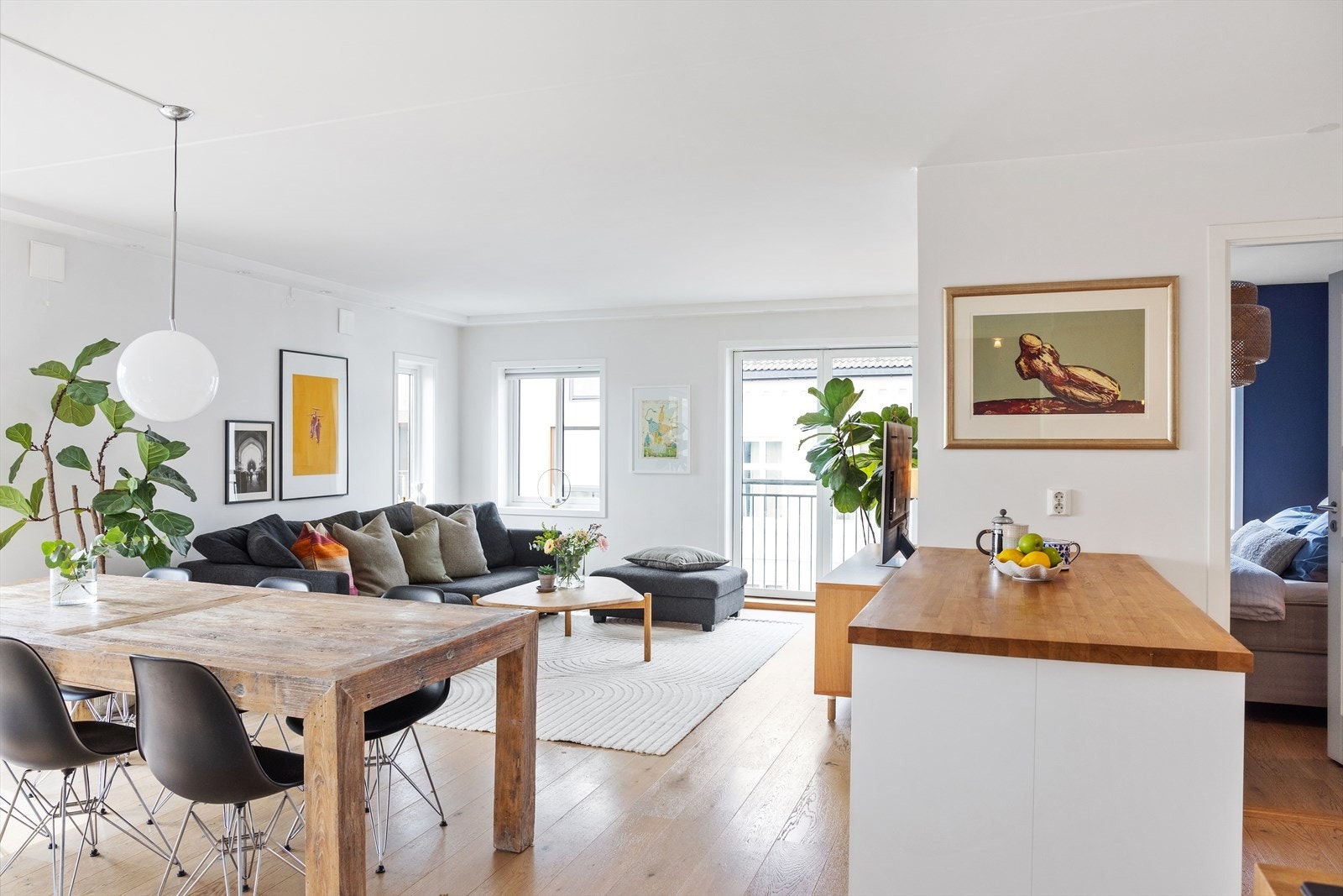 Planløsningen åpner opp for flere møbleringsmuligheter med god plass til sofagruppe, TV-møbler og spisebord med tilhørende stoler. Galleribilde