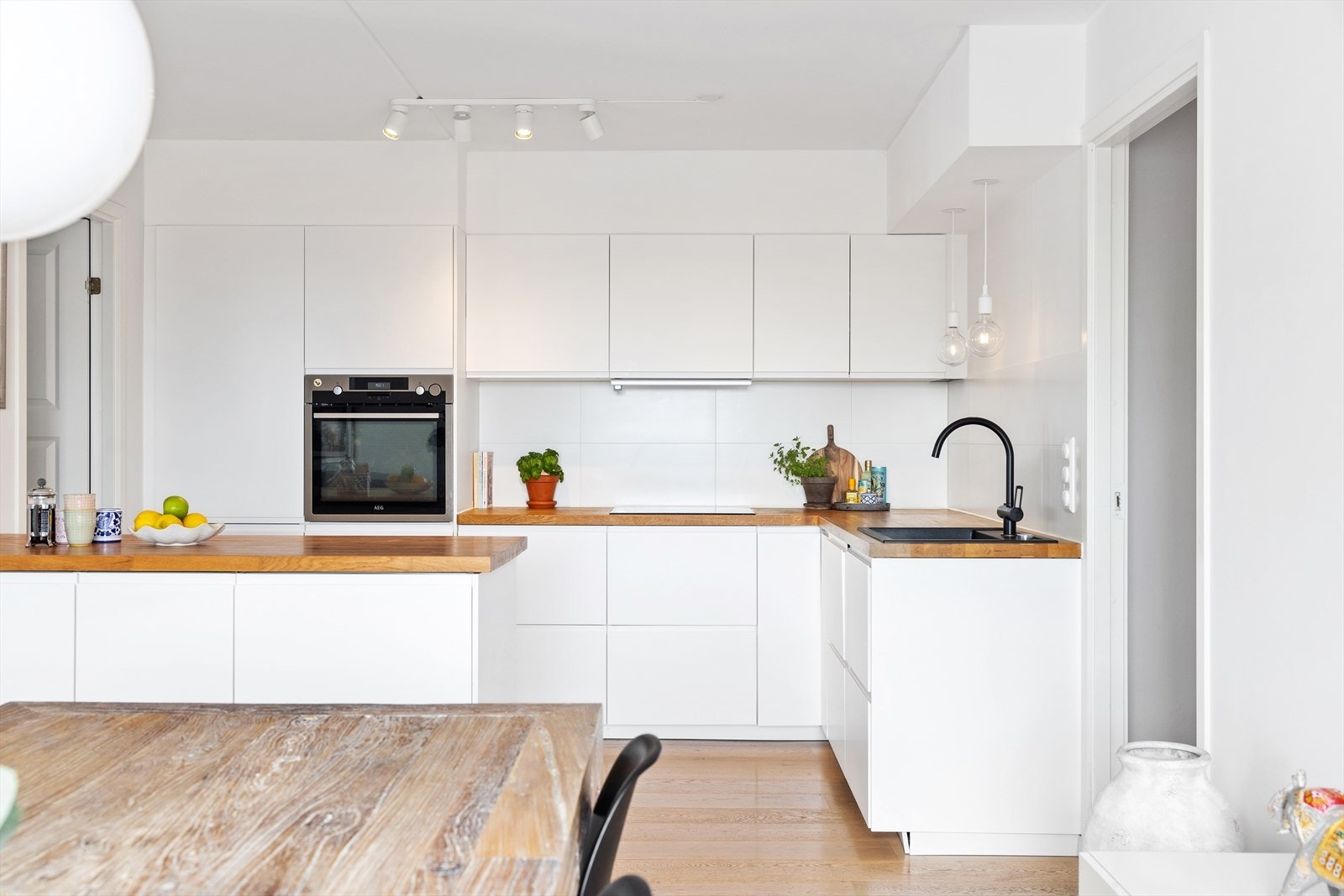 Stilrent og moderne kjøkken fra 2017 med rikelig skap- og benkeplass. Galleribilde