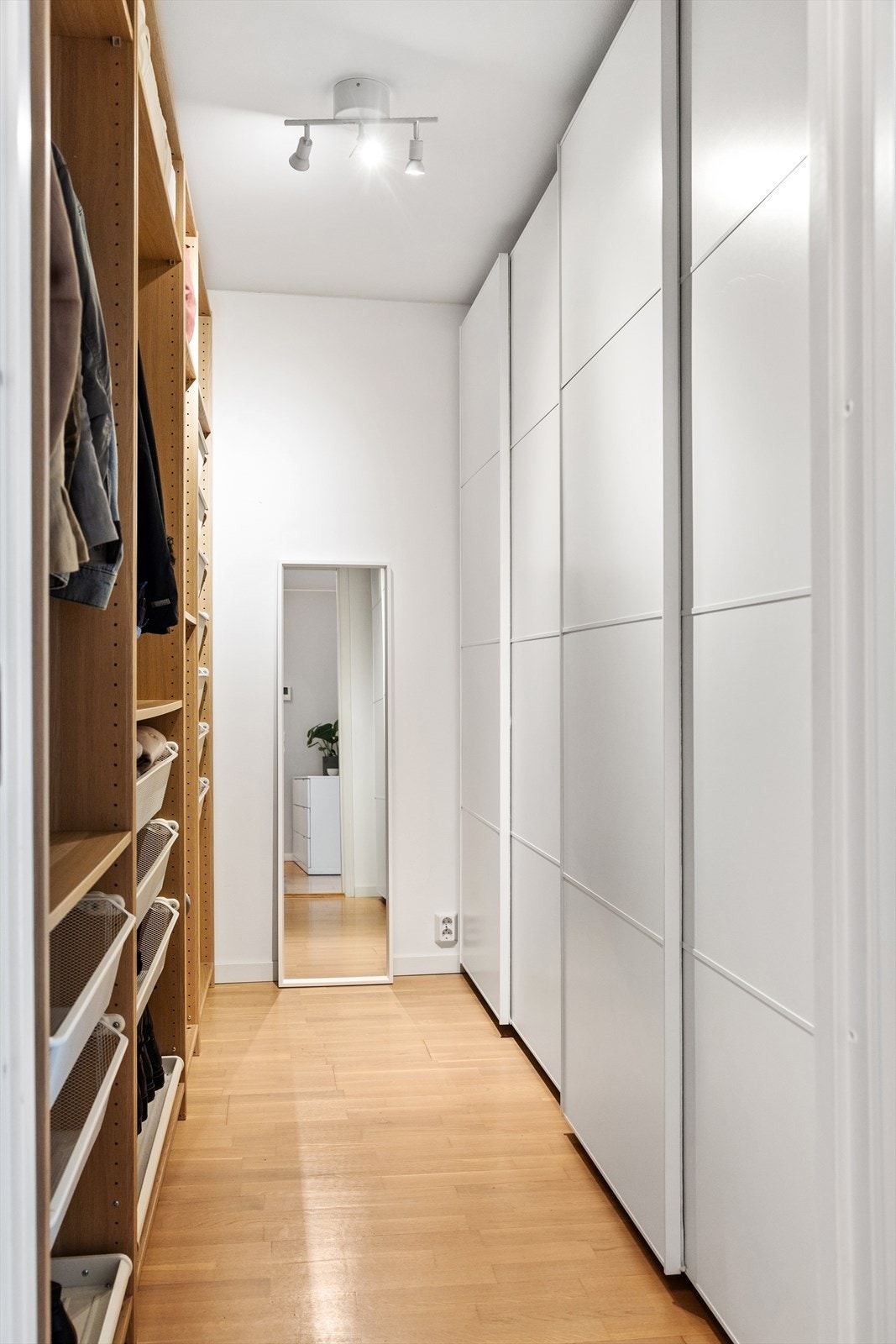 Soverom 3 benyttes i dag som walk-in-garderobe. Soverommet har et vindu bak det åpne garderobeskapet og kan enkelt omgjøres tilbake til et vanlig soverom. Galleribilde