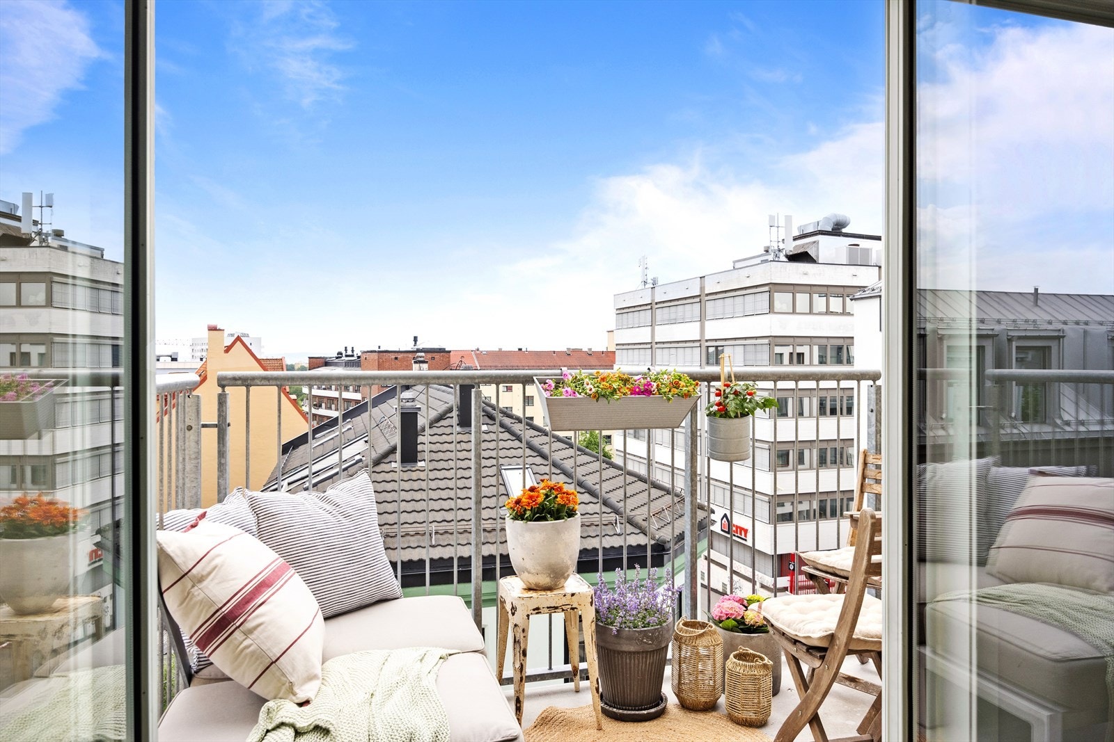 På vår- og sommerhalvåret blir balkongen som en forlengelse av stuen og innbyr til mer samvær og fine stunder med familie og venner. Galleribilde