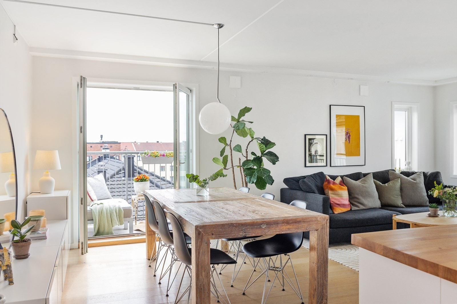 Leiligheten er svært sosial med god plass til mange middagsgjester. Galleribilde