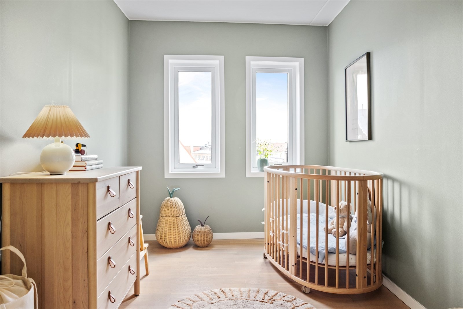 Soverom 2 er også av god størrelse, med god plass til seng samt tilhørende møbler. Galleribilde