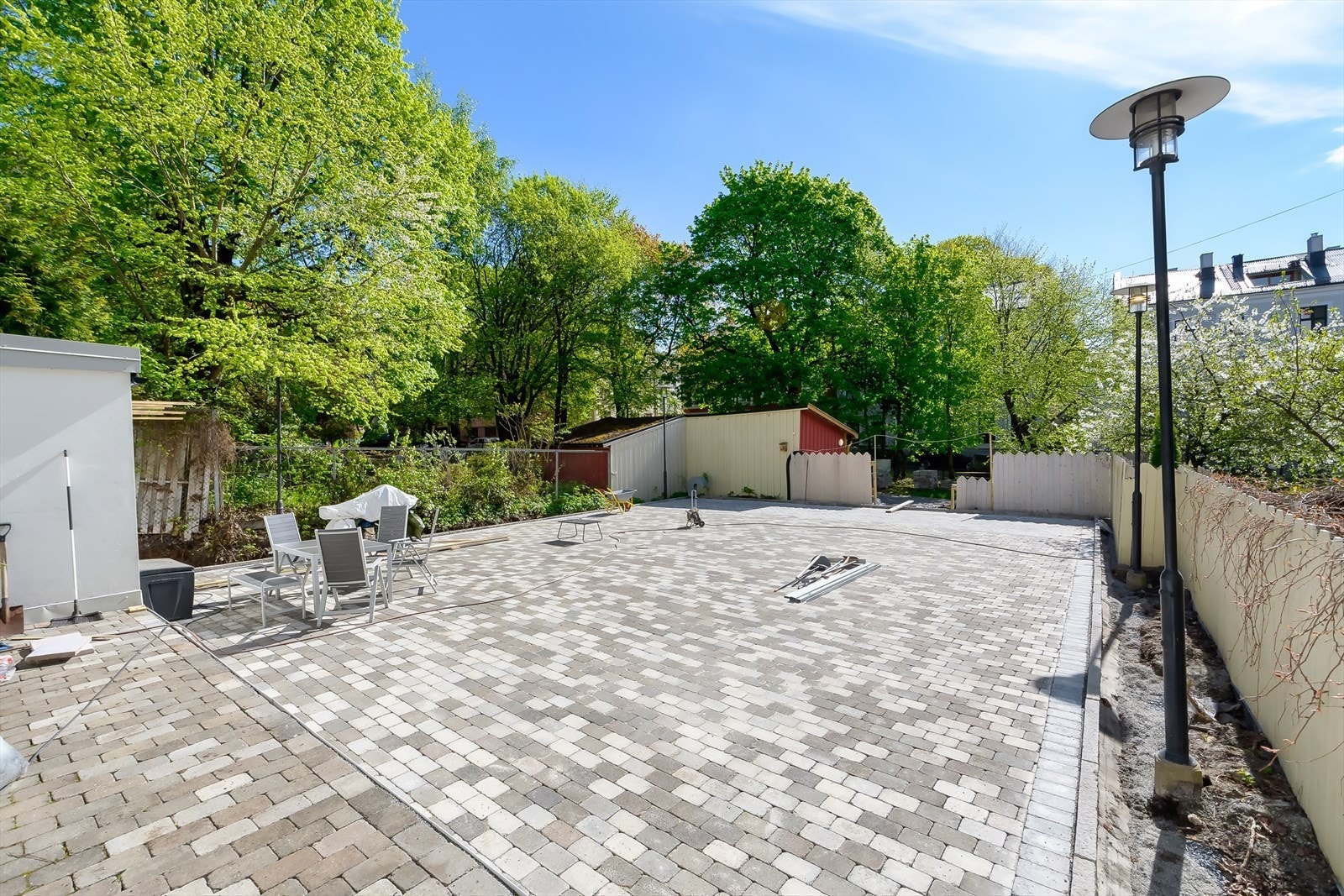 Bakgården er et hyggelig område for både store og små. Den er for øyeblikket under ombygging. Galleribilde