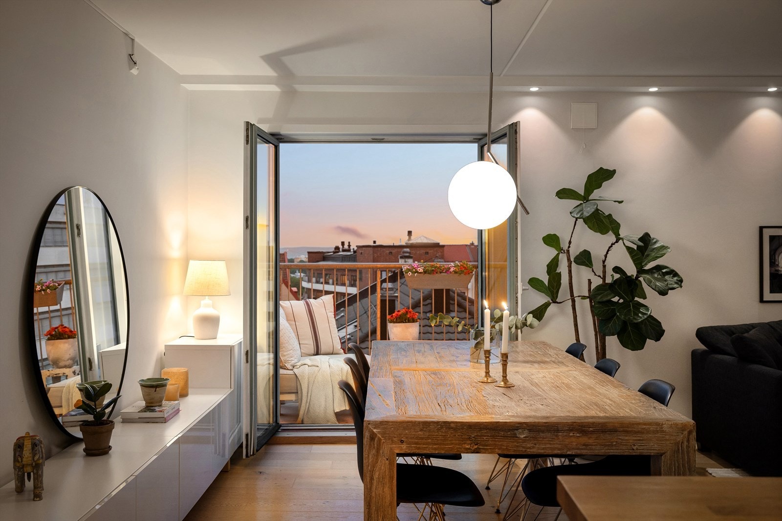 Velkommen til Oskar Braatens gate 2! Dette er en innbydende og lys 4-roms leilighet beliggende høyt og fritt i byggets 5. etasje med heisadkomst. Galleribilde