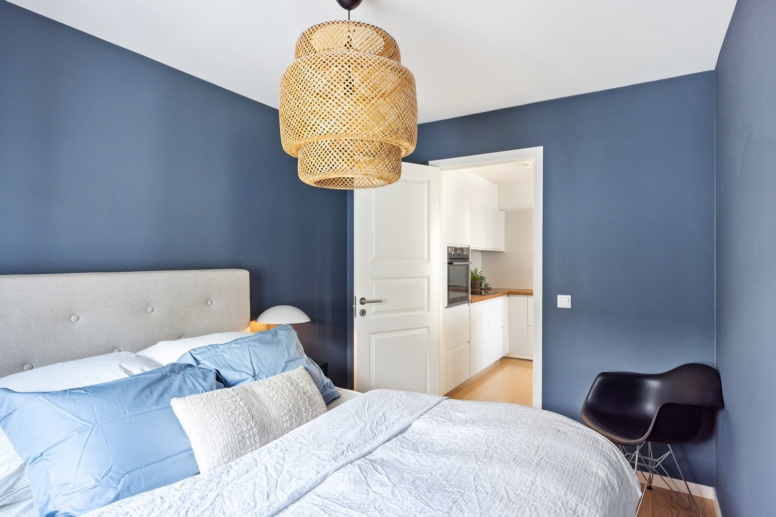 Blandingen av moderne fargevalg på veggene og store vindusflater gir rommet en behagelig følelse. Galleribilde