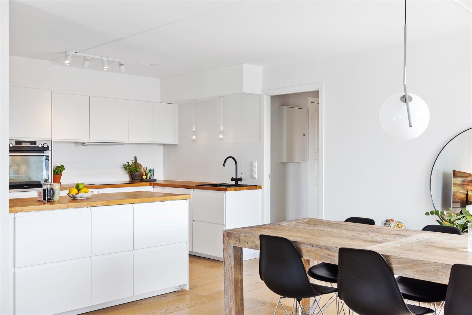 Kjøkkenet er i åpen løsning mot stuen, noe som skaper en hyggelig atmosfære. Galleribilde