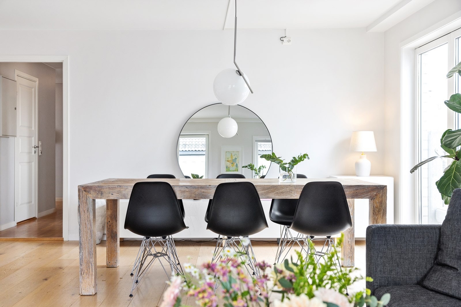 I tilknytning til kjøkkenet er det velegnet plass til stor spisegruppe, noe som gir rom for gjester på besøk. Galleribilde