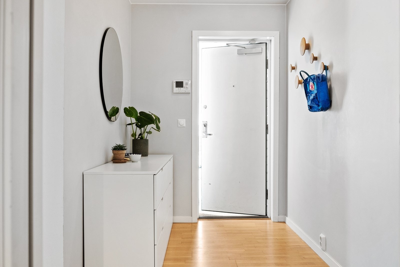 Leiligheten har en lys og innbydende entré som skaper et umiddelbart godt førsteinntrykk. Galleribilde