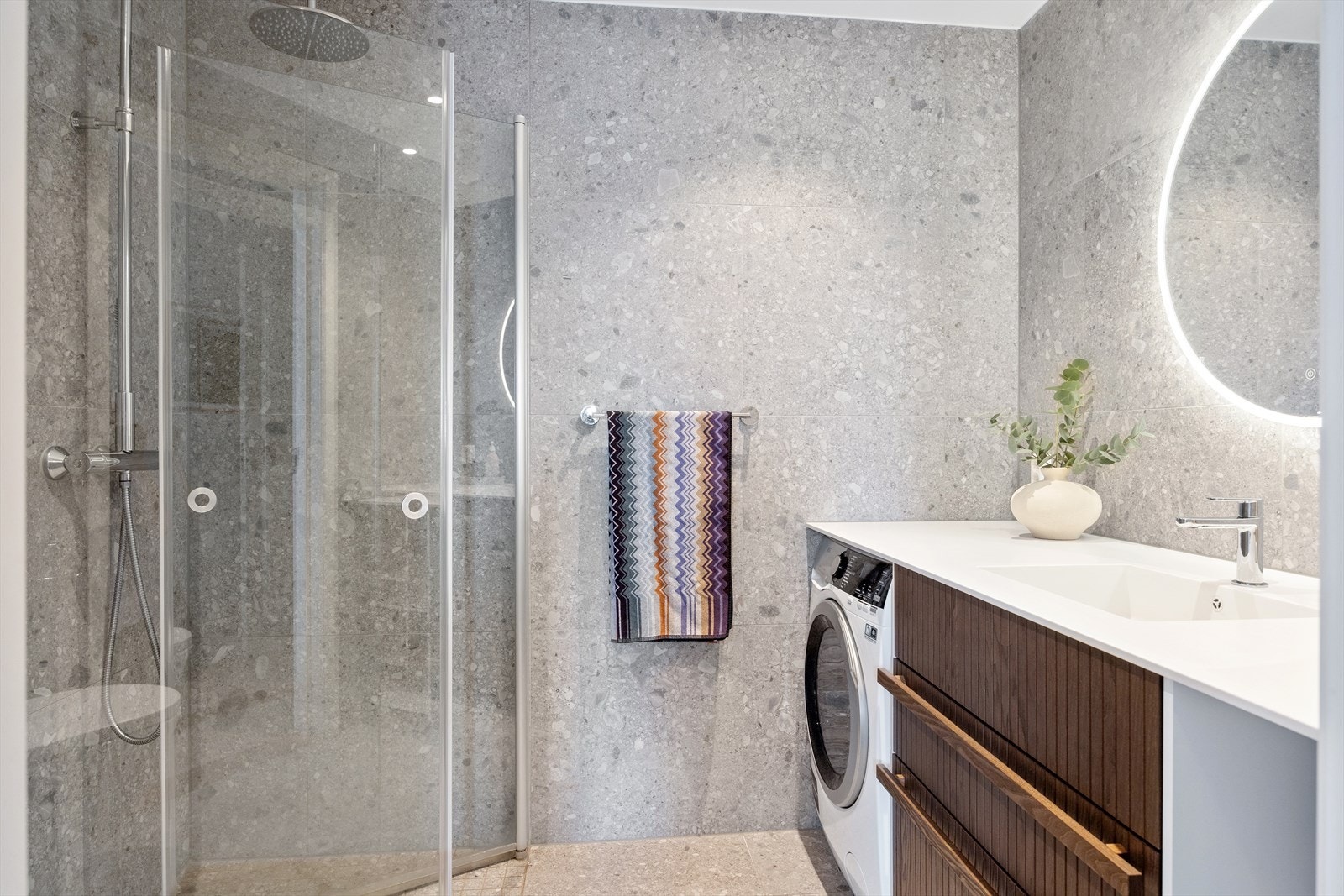 Delikat flislagt baderom med innfelt downlights og elektrisk gulvvarme, pusset opp i 2022. Galleribilde