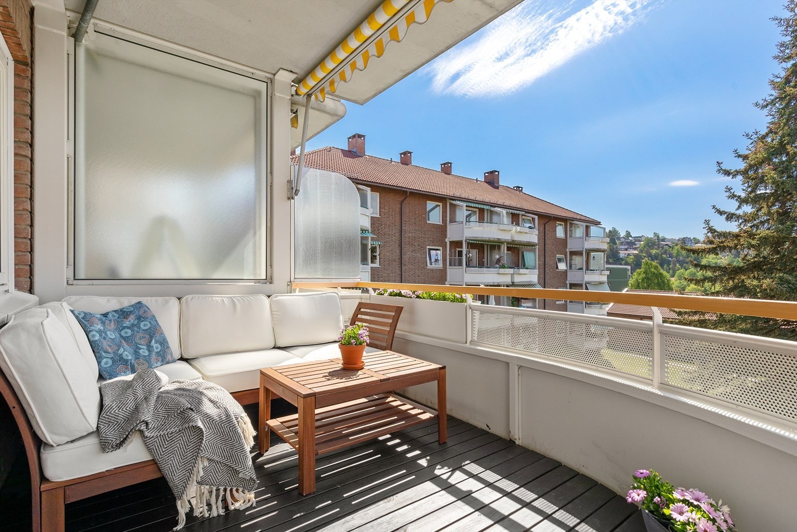 På balkongen er det god plass til sittegruppe, grill m.m. Galleribilde
