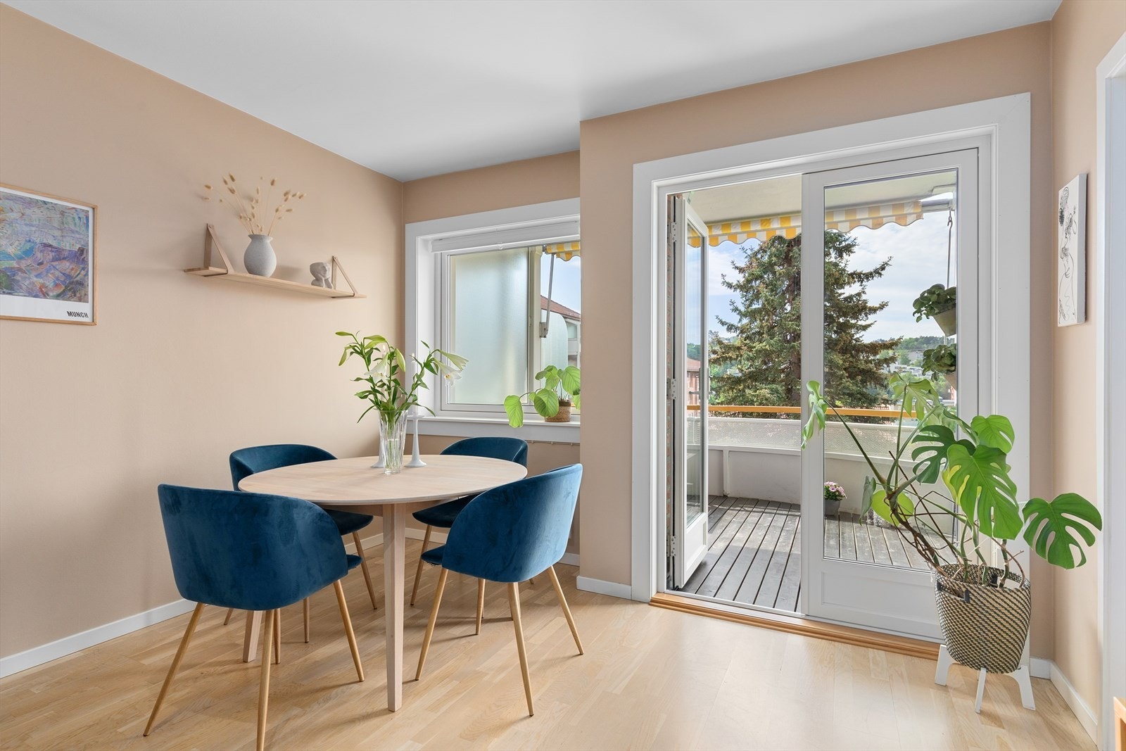 De store vindusflatene gir godt med lysinnslipp og flott utsyn Galleribilde