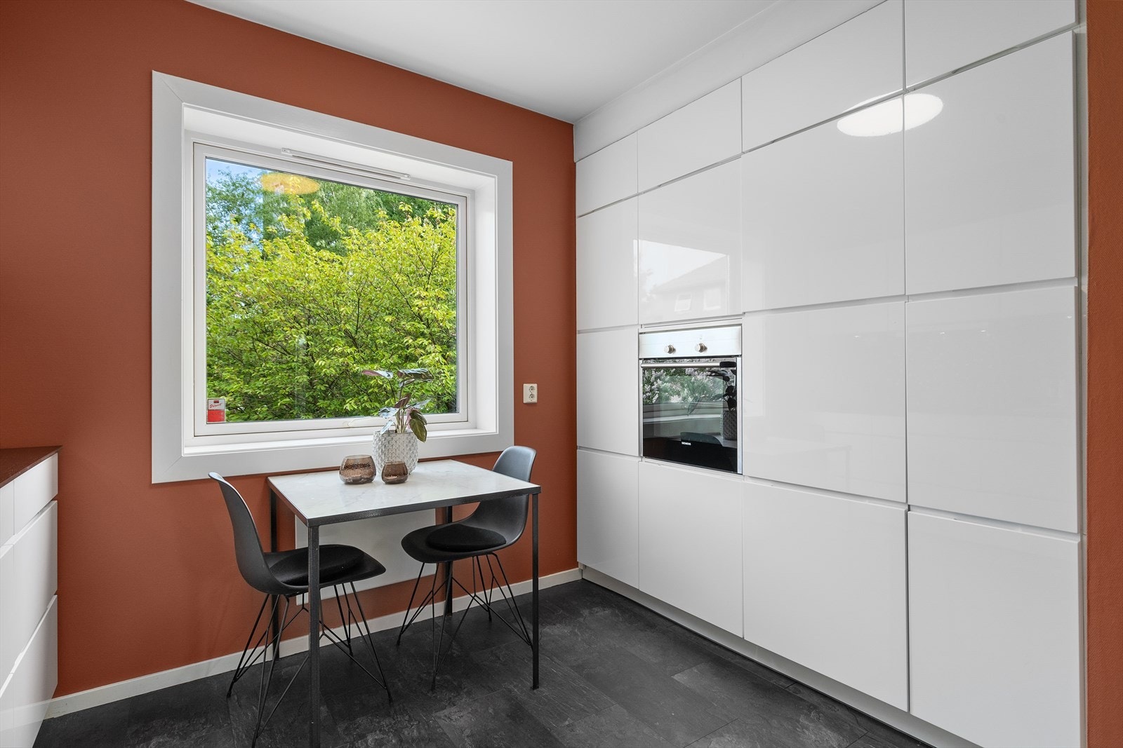 Det er plass til et frokostbord med stoler Galleribilde