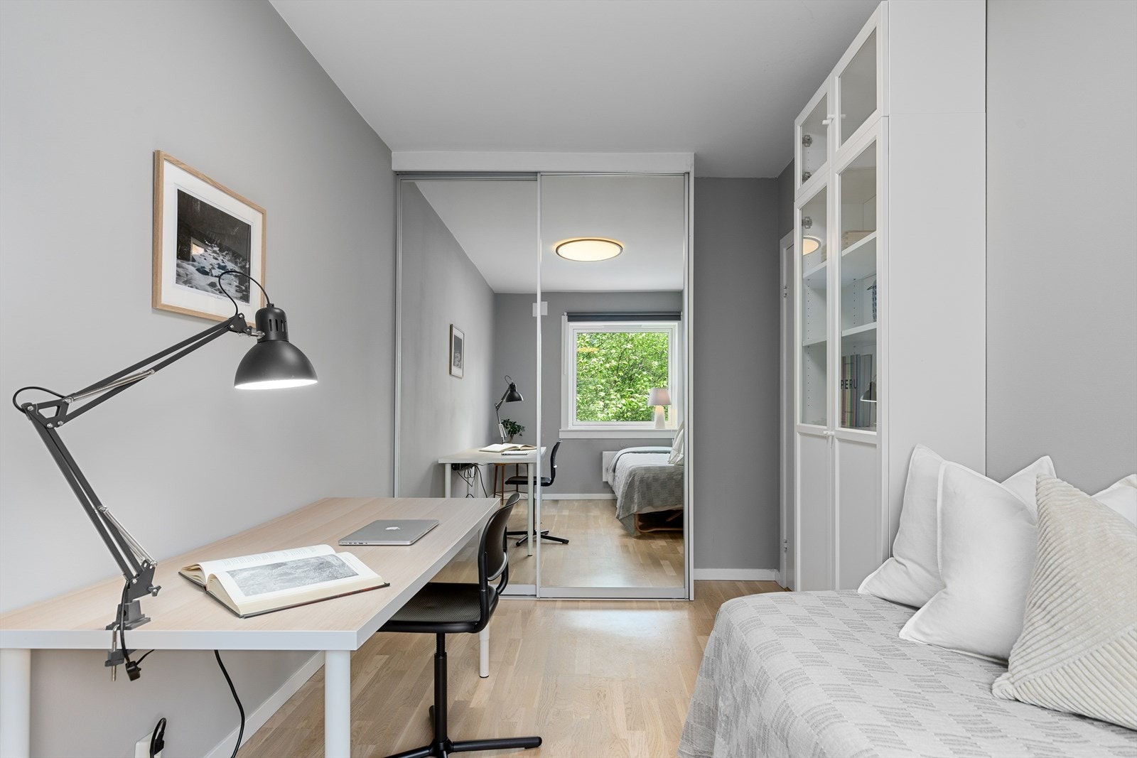 Her har du plass til seng, skrivepult, hyller og garderobeskap Galleribilde