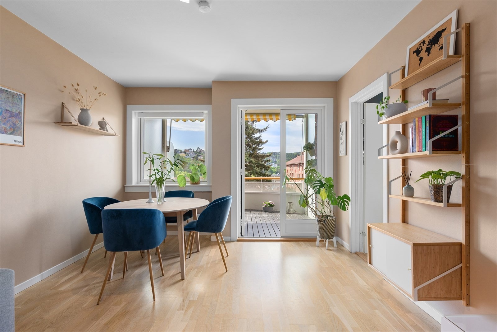 Stuen inviterer til hyggelige selskap med god plass til spisetue og stoler. Galleribilde