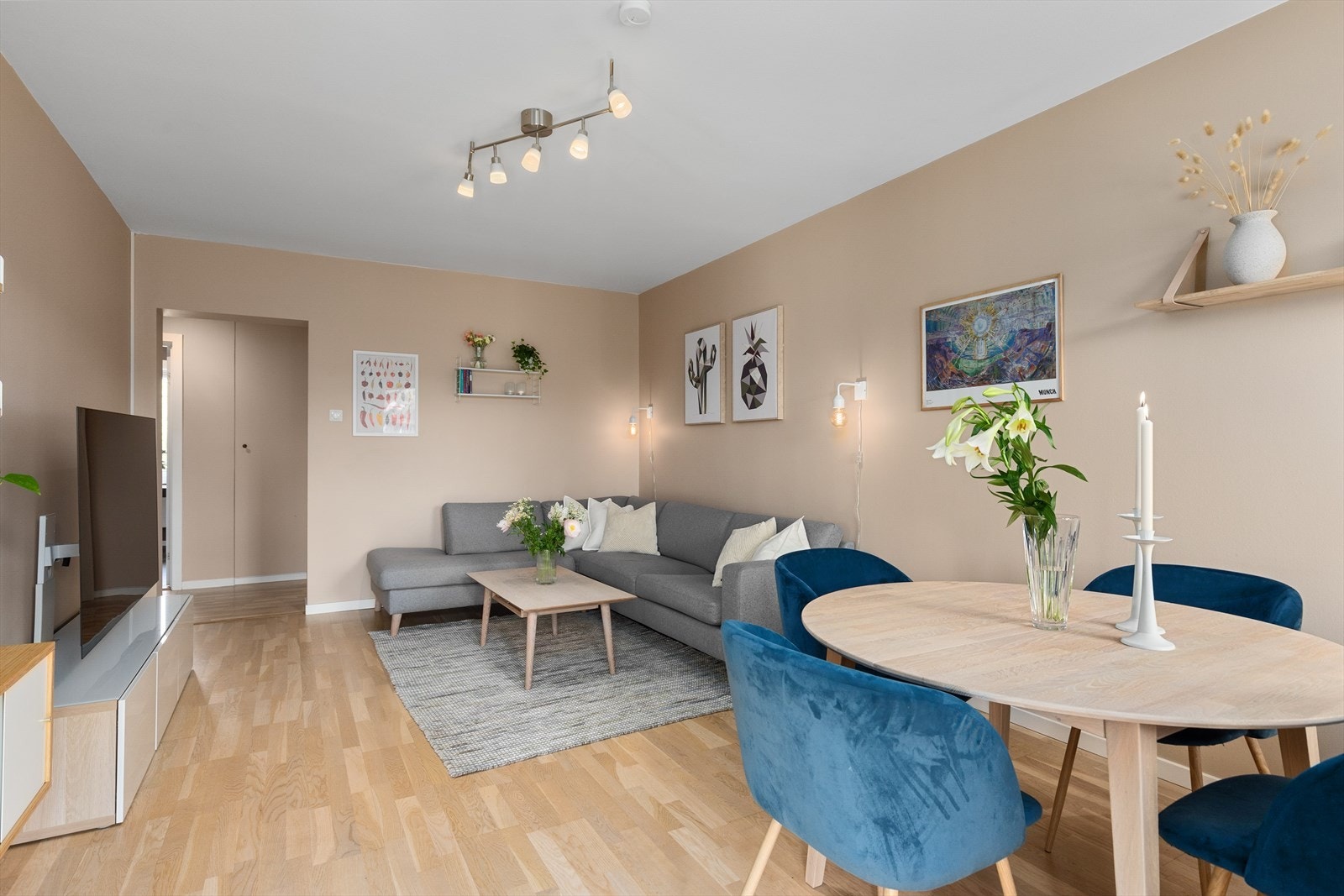 Romslig stue med god plass til sofagruppe og spisestue Galleribilde