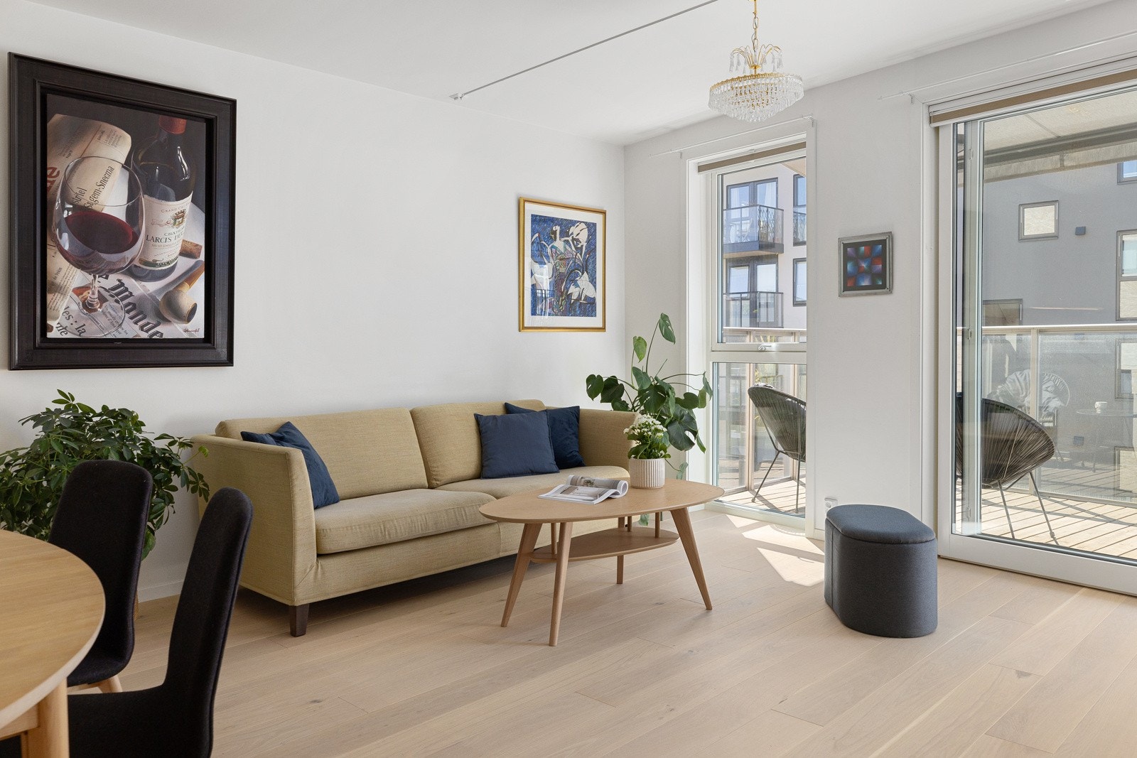 Leiligheten har en lys og luftig stue med listefritt tak og god takhøyde på 2,6m. Galleribilde