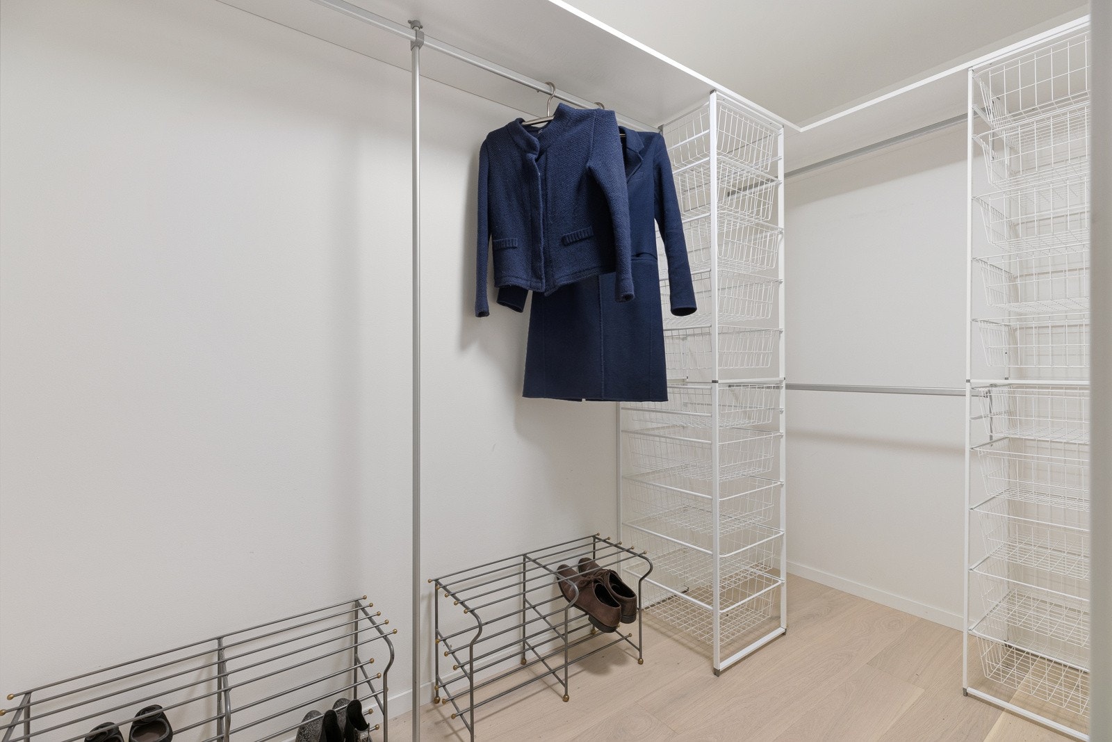 I tilknytning til entréen har leiligheten et omkledningsrom/bod med garderobeinnredning for ekstra garderobe/lagringsplass. Galleribilde