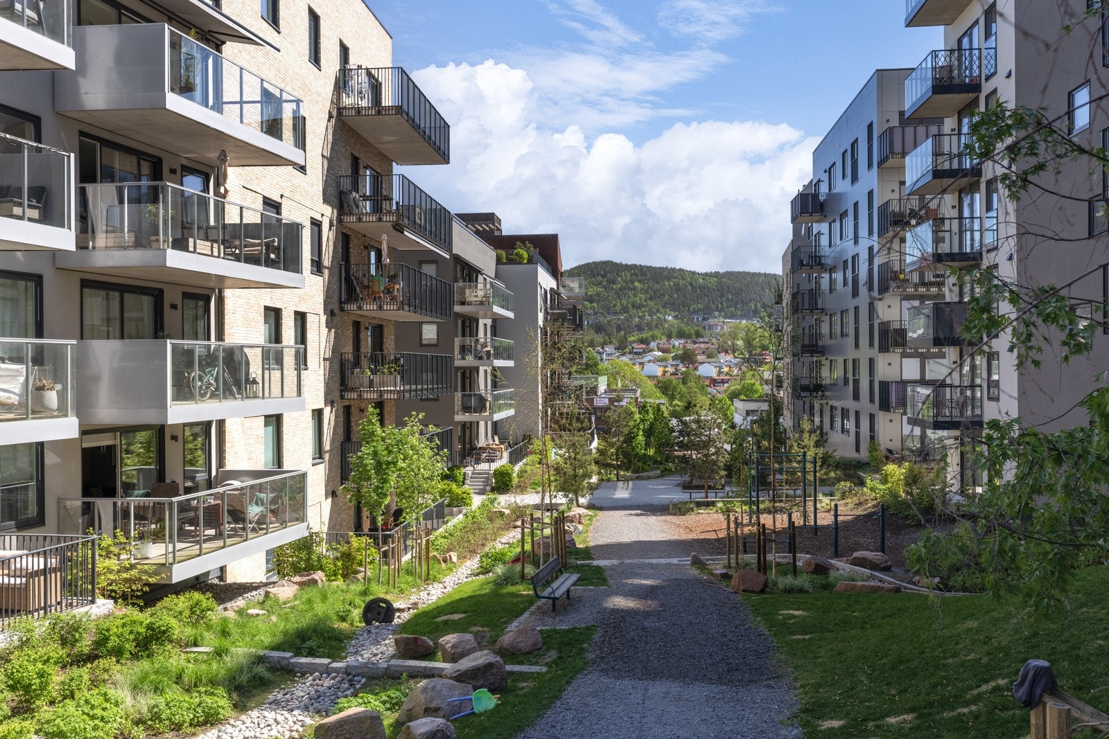 Borettslaget har parkmessig uteareal. Galleribilde