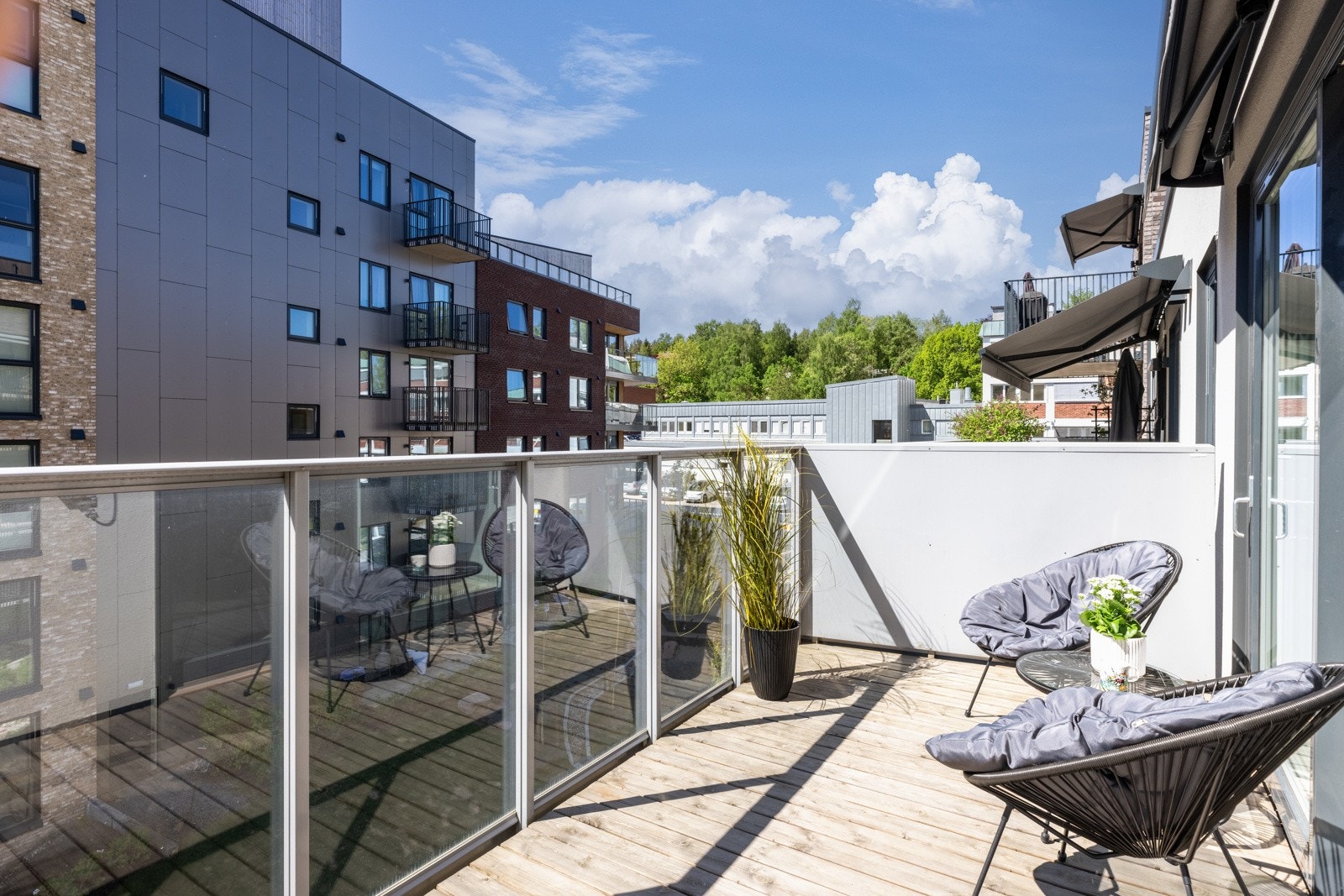 På balkongen er det god plass til både grill og utemøblement, og balkongen vil fungere som en herlig forlengelse av leiligheten i sommermånedene. Galleribilde