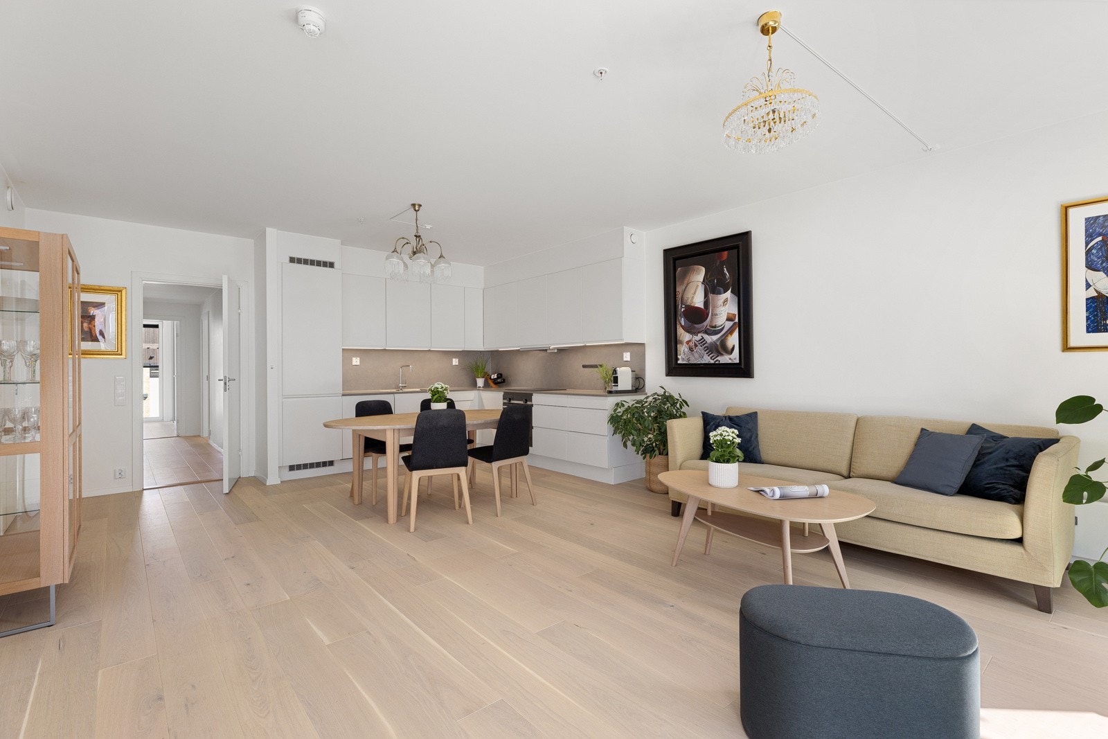 Kjøkkenet har en stilig og moderne innredning fra HTH, plassert i L-form, i åpen løsning med stuen Galleribilde