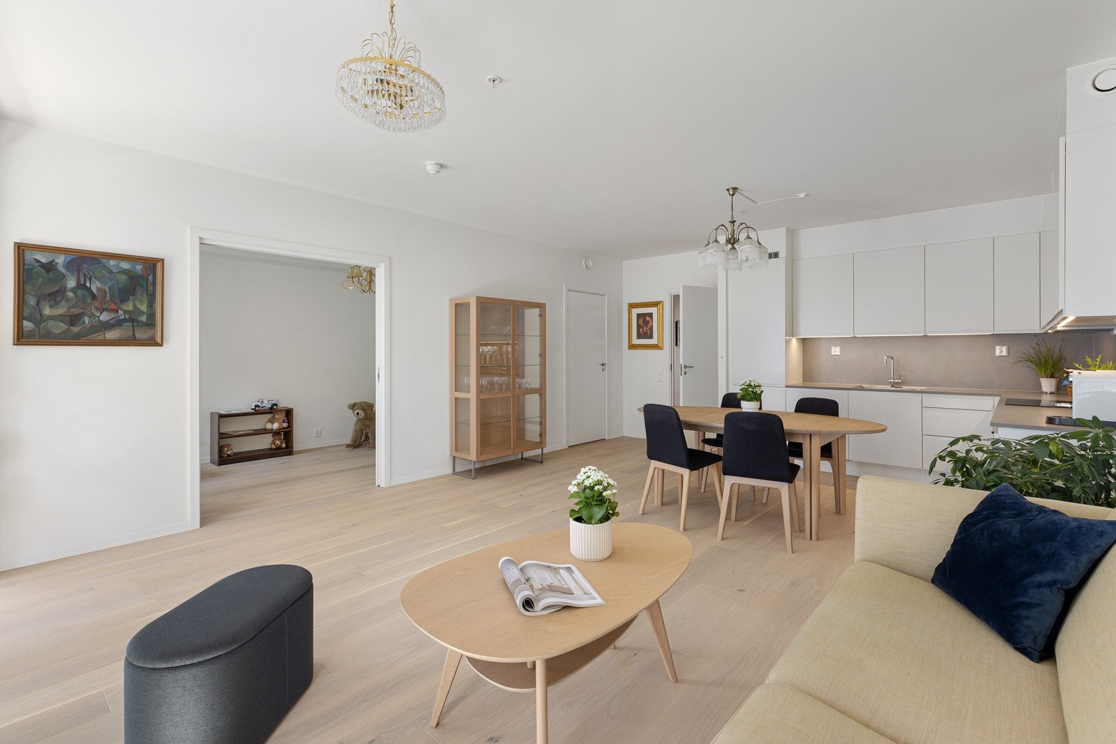 I stuen er det god plass til både sofaseksjon med tilhørende møblement og spisebord. Vindusflatene er fra 2020 og slipper inn rikelig med naturlig lys. Galleribilde