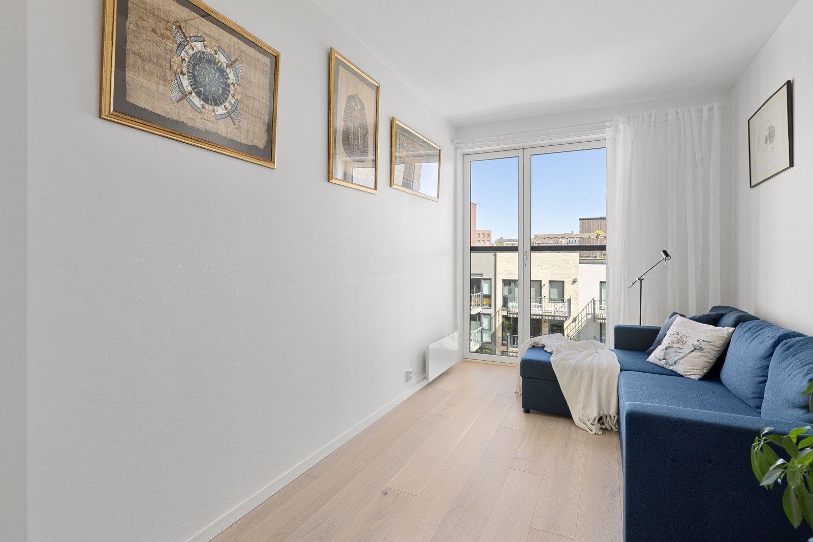 Her er det god plass til både seng, nattbord og skrivebord. Galleribilde
