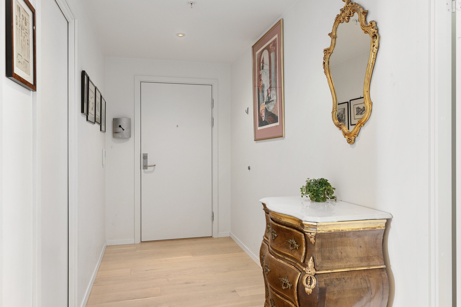 Leiligheten ligger i byggets 6. etasje med heisadkomst. Galleribilde