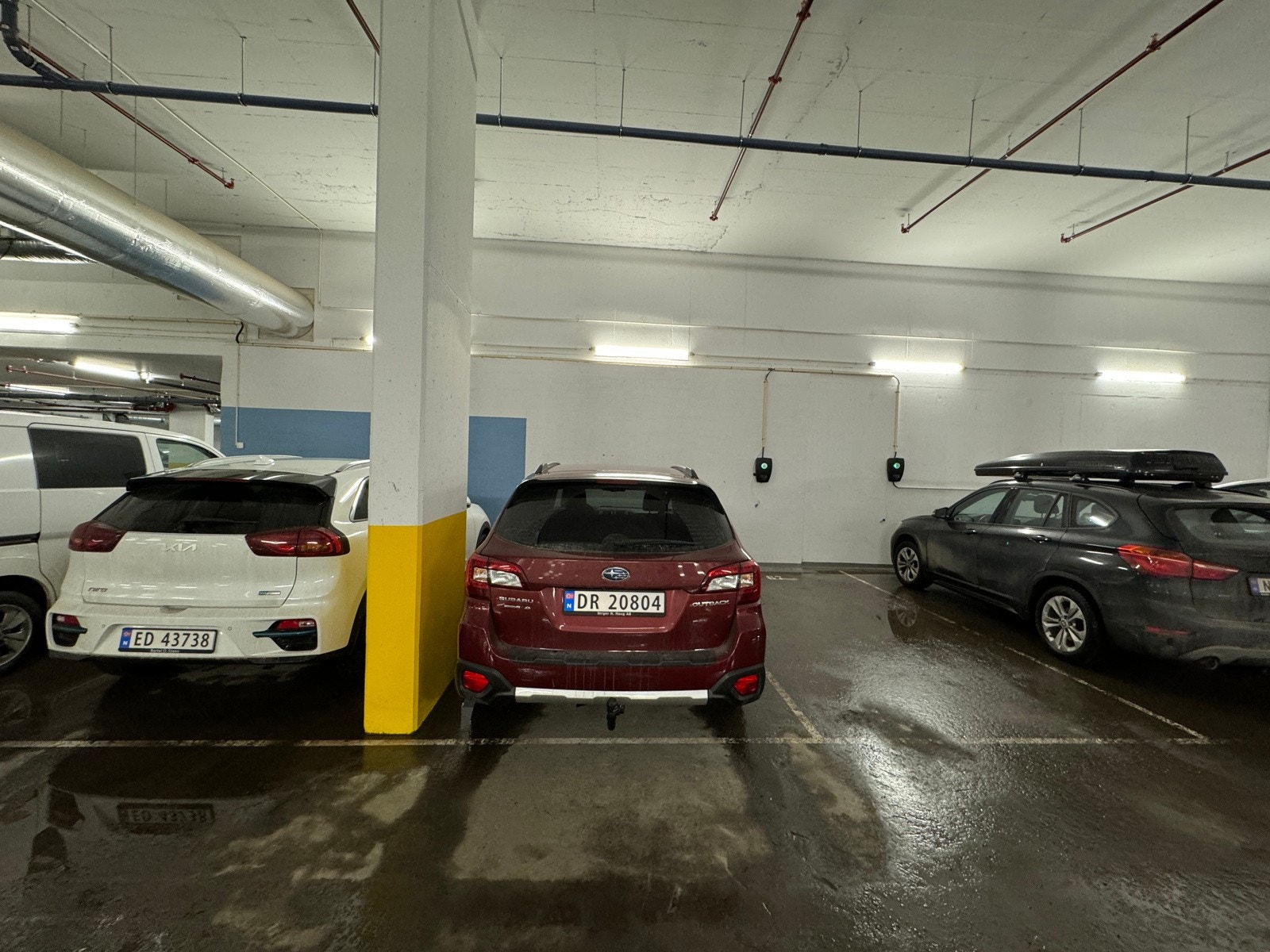 Parkering i felles garasje med mulighet for el-bil lader. Galleribilde