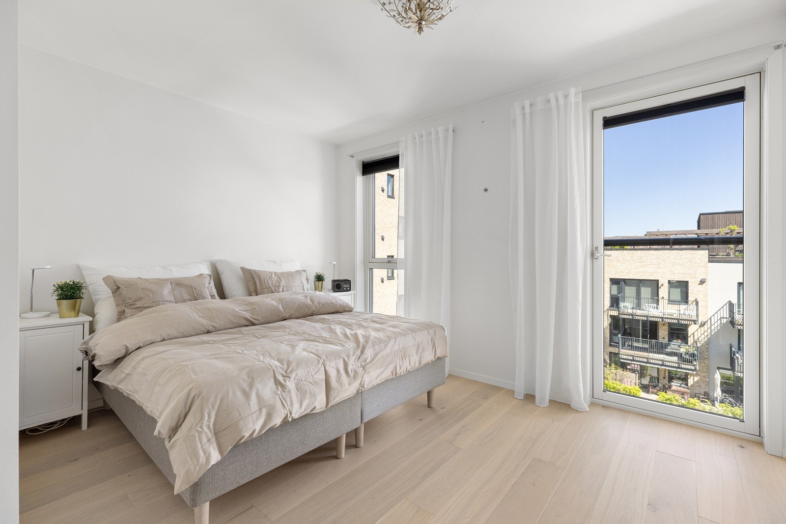 Leiligheten har totalt tre soverom. Hovedsoverommet har god plass til både dobbeltseng og nattbord, og har rikelig med oppbevaring i en stor skyvedørsgarderobe. Galleribilde