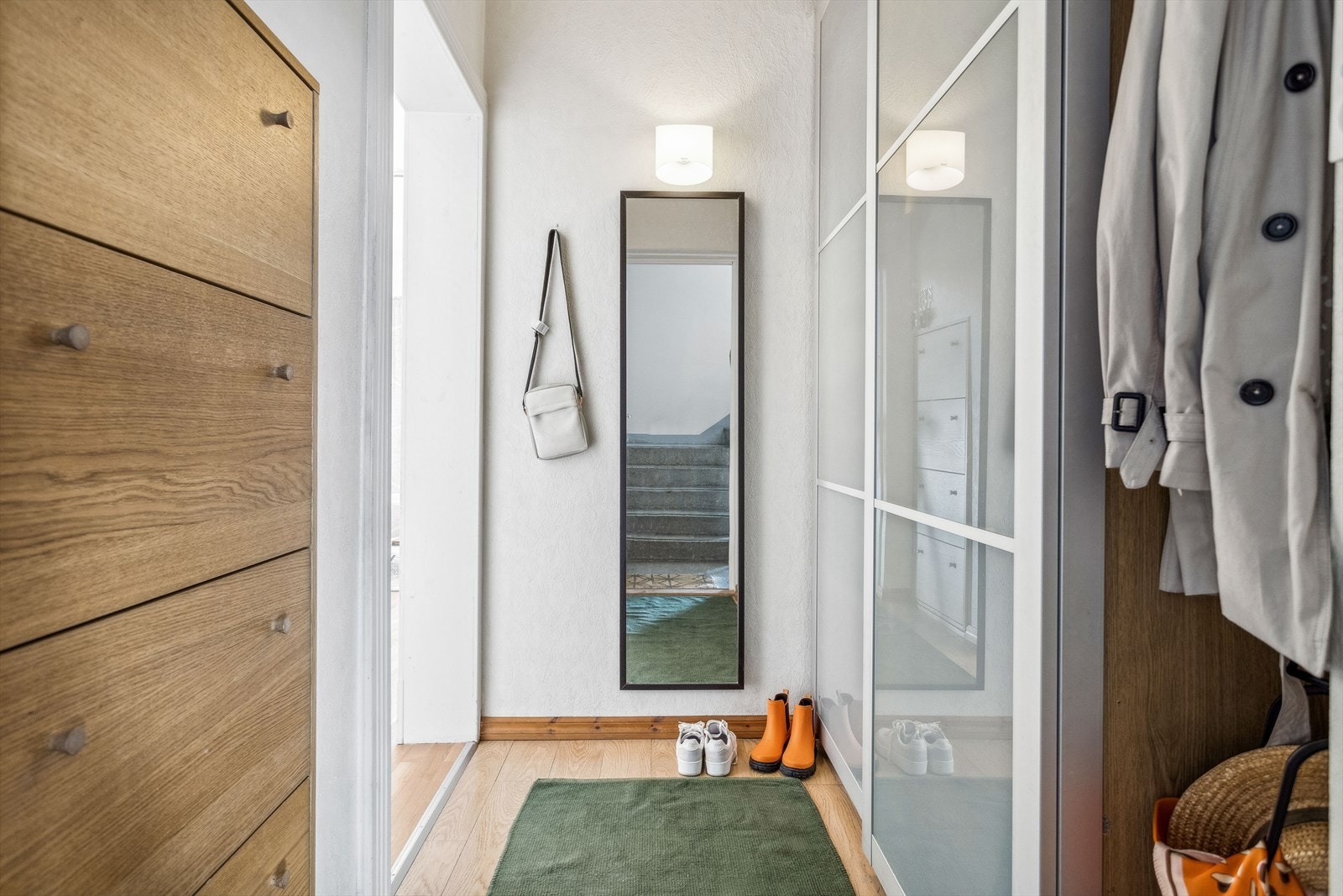 Lys og praktisk entré med gode oppbevaringsmuligheter. Leiligheten disponerer også tre boder, én på 8,9 m² i loftsetasjen (gulvareal pga. skråtak), og to i kjeller på 7,2 m² og 6 m². Galleribilde