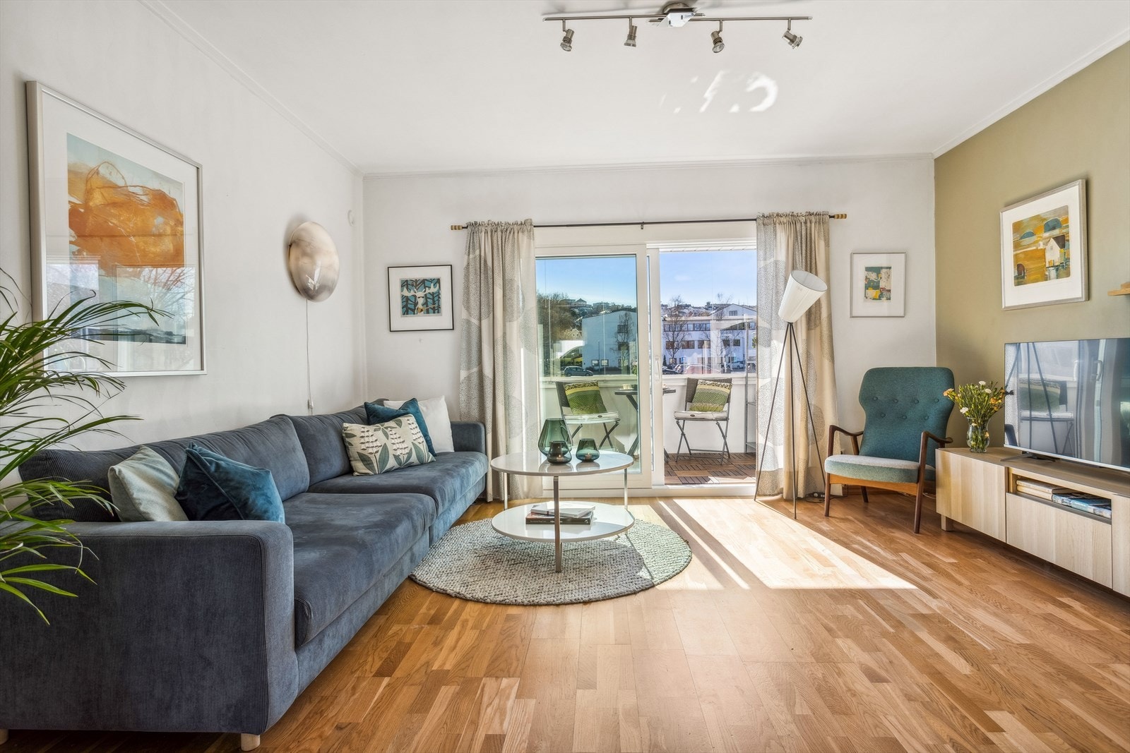 Fra leiligheten er det utgang til en innglasset balkong på 4,4 m². Galleribilde