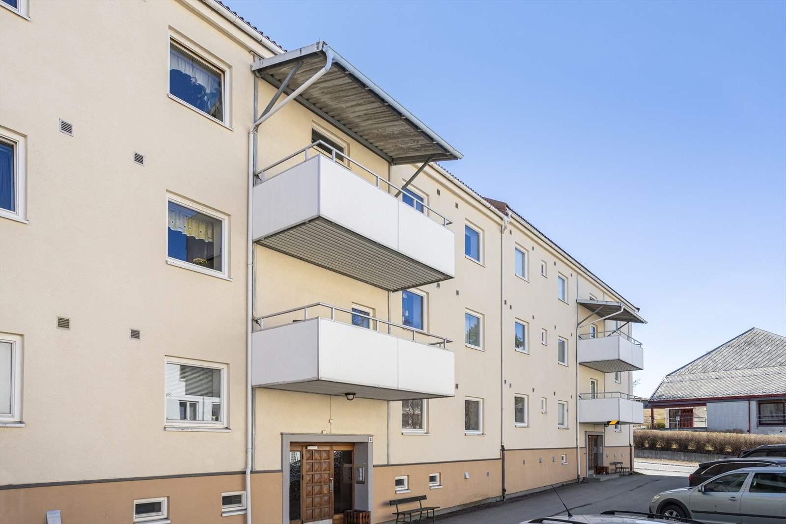 Det kan søkes til styret om parkering og garasje. Borettslaget har 13 garasjeplasser og 80 parkeringsplasser. Galleribilde