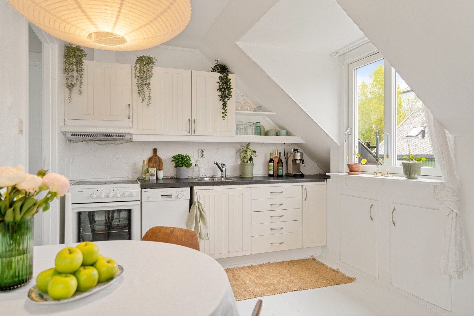 Stilren IKEA kjøkkeninnredning. Galleribilde