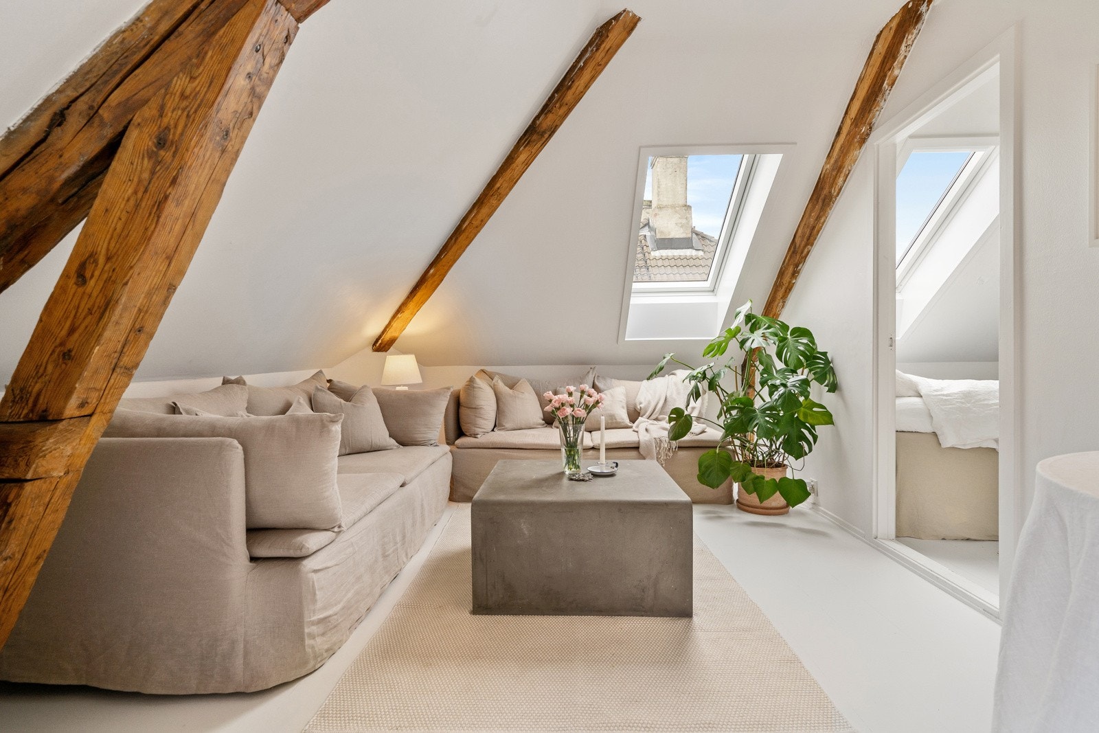 Stuen kan enkelt innredes med stor sofagruppe. Flott detalj med takbjelker. Galleribilde