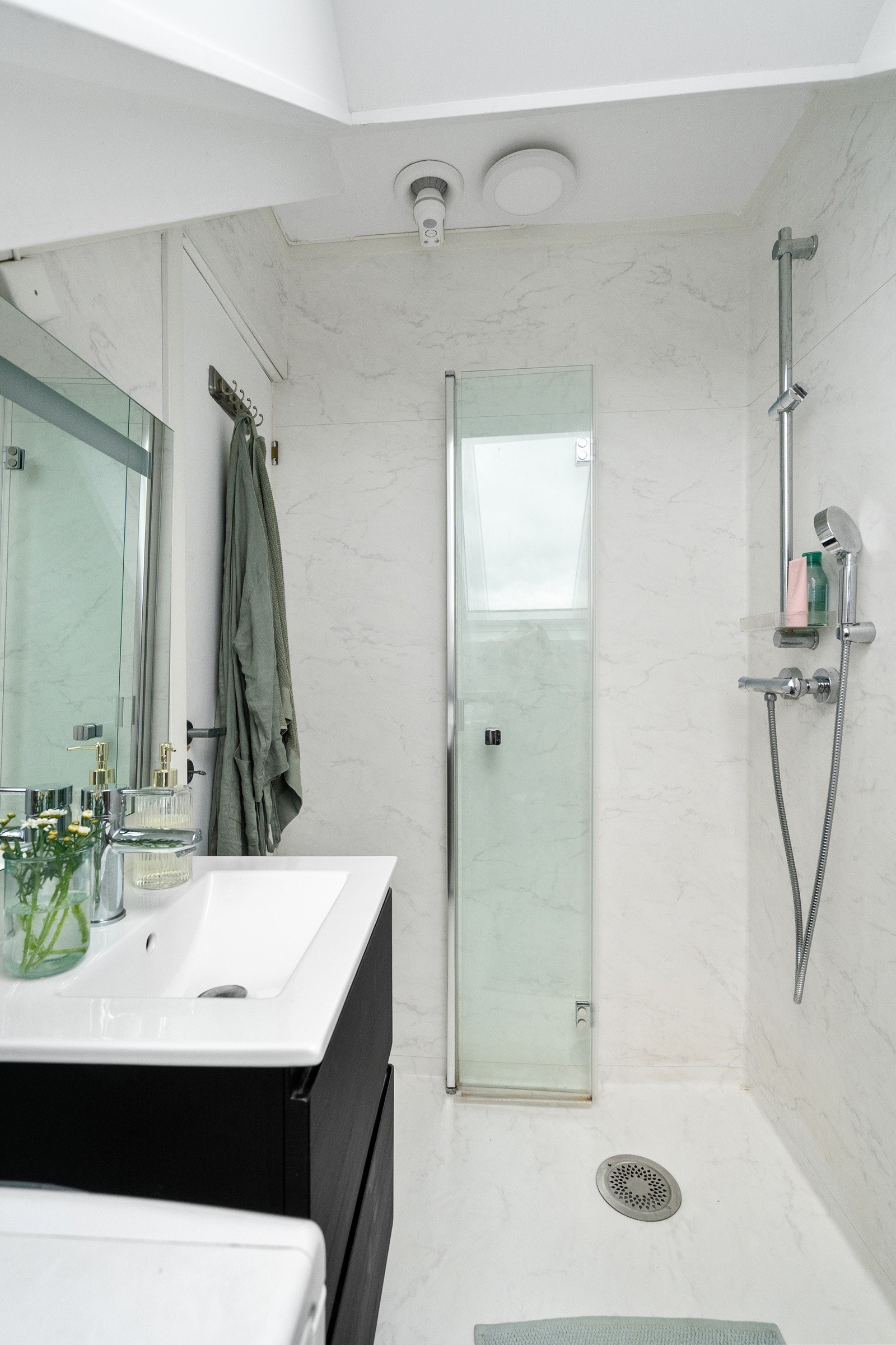 Dusjhjørne med forheng i glass. Galleribilde