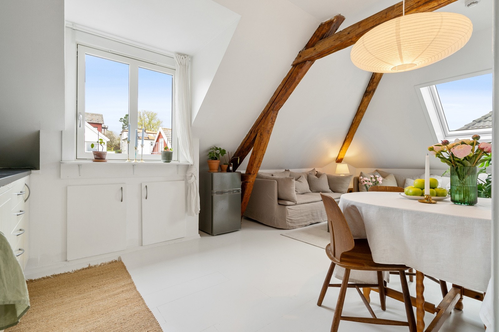 Rikelig med naturlig lysinnslipp fra store og nyere vindusflater gir en lys og trivelig atmosfære i leiligheten. Galleribilde