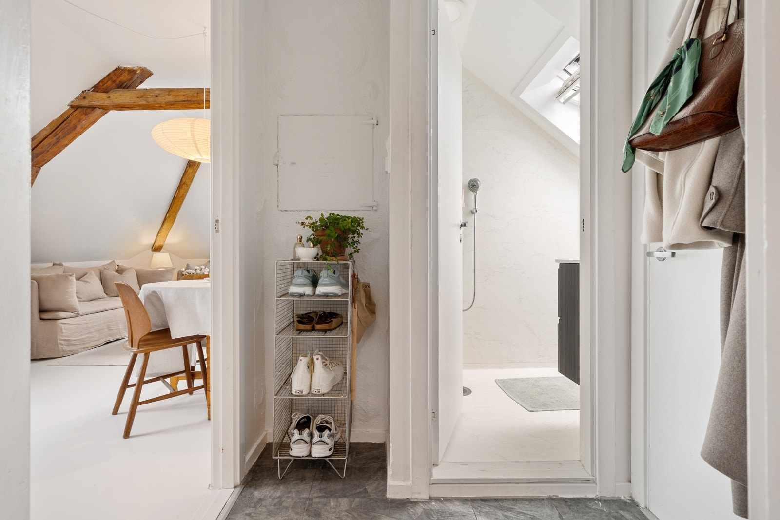 Inngang til stue/kjøkken og bad fra entre. Galleribilde