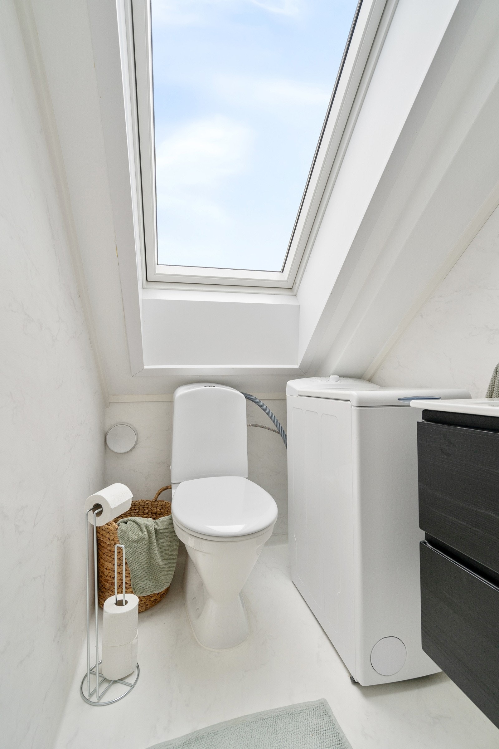 Utstyrt med toalett, opplegg for vaskemaskin og servantinnredning med speil. Galleribilde