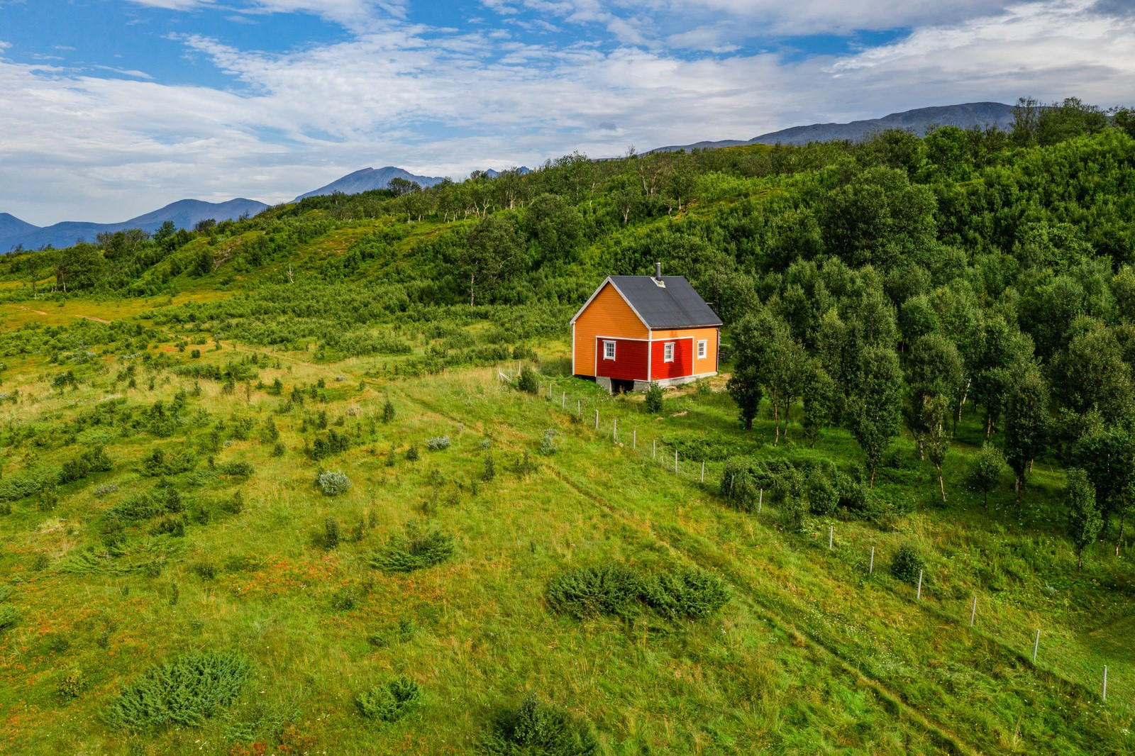 På tomten er det en gammel låve med mye god lagringsplass. Delvis innredet.