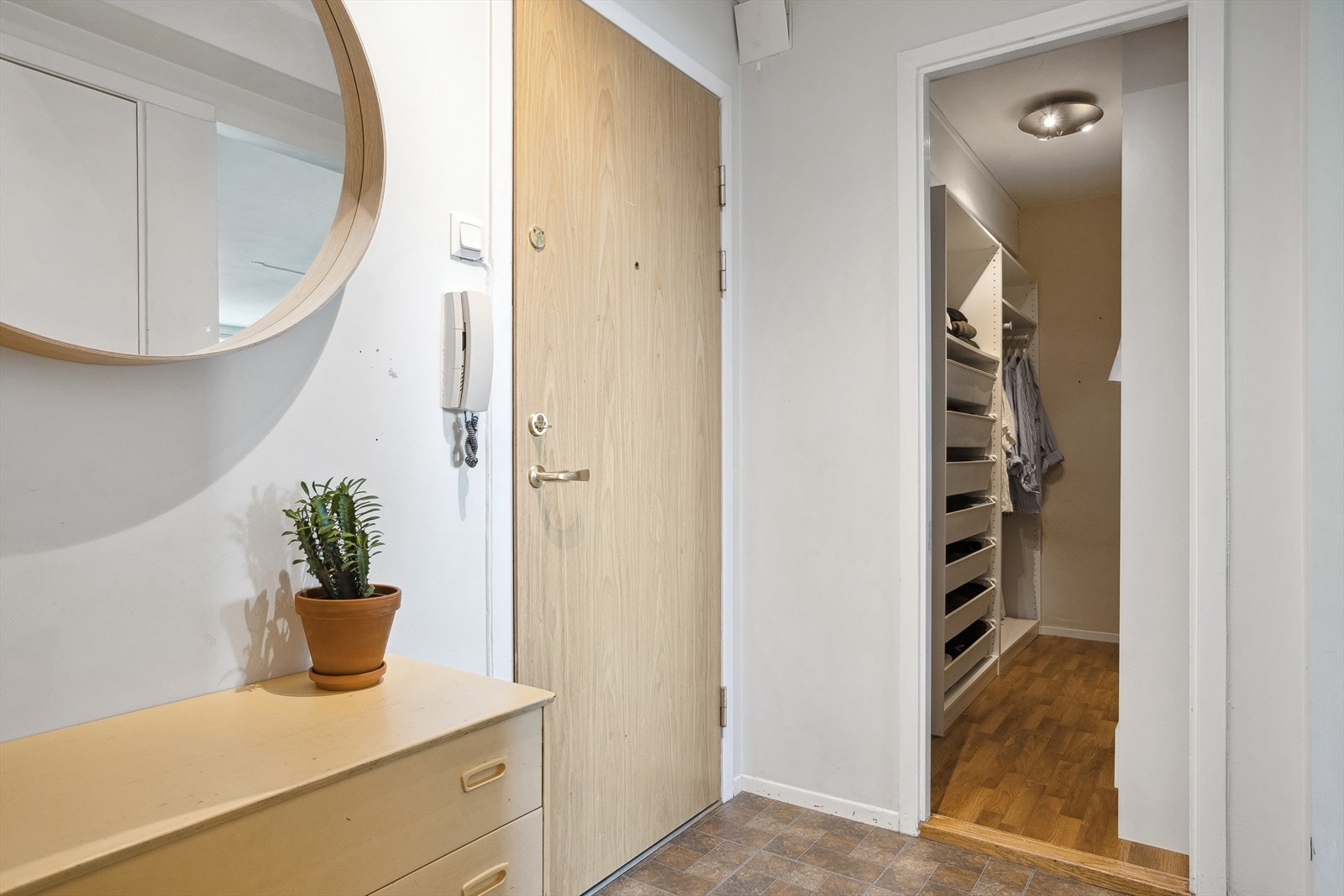 Det er også åpning til walk-in closet ved entréen. Galleribilde