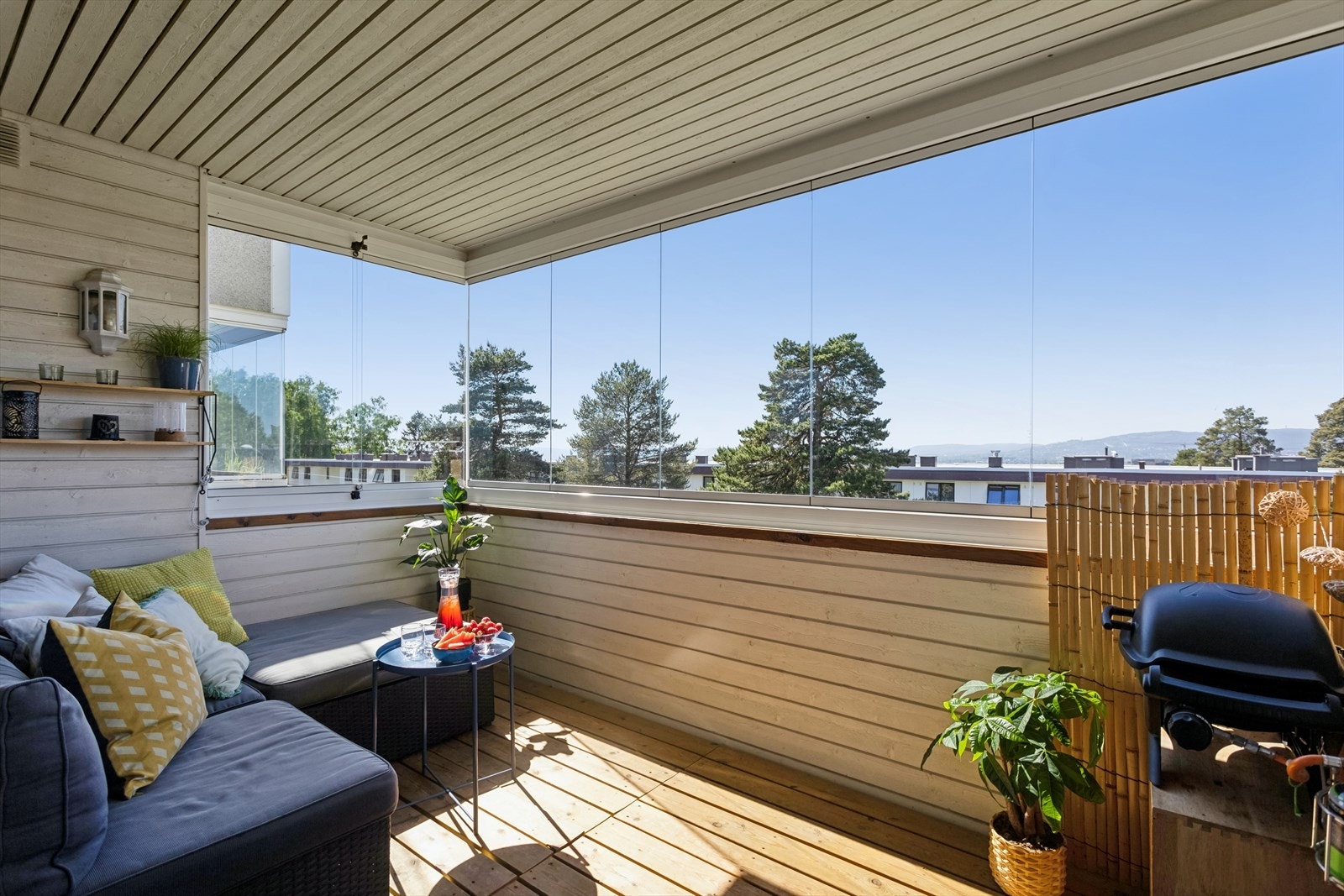 Fra stuen er det utgang til en innglasset balkong som er en flott forlengelse av stuen i sommerhalvåret. Galleribilde