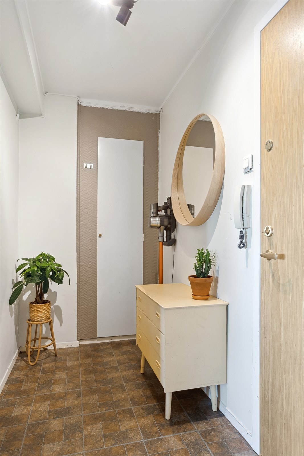 Innbydende og lys entré med god plass til å henge fra seg yttertøy og sette fra seg sko. Galleribilde