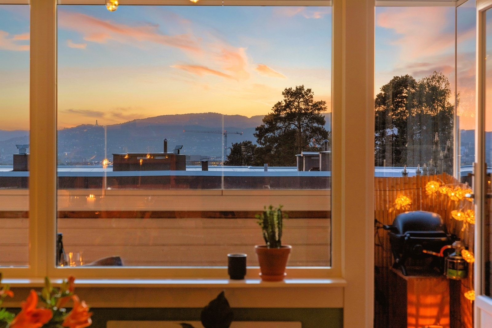 Det er flott utsikt fra stuen. Nye vinduer i regi av borettslaget. Galleribilde