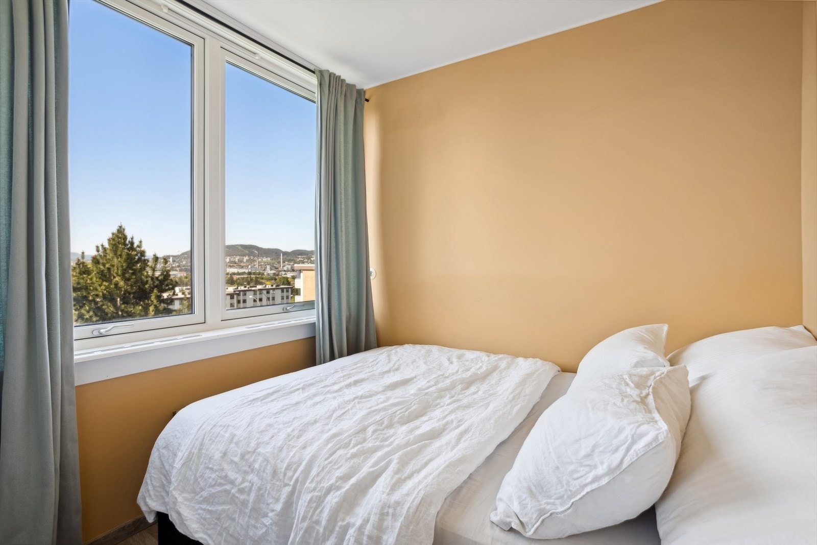 Leiligheten har en lyst og romslig soverom med god plass til dobbeltseng og nattbord. Det er plass til veggskap på vegg over seng. Galleribilde