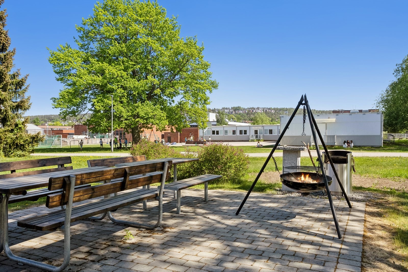 Pent opparbeidet fellesområde. Her kan du samle familie og venner for en koselig grillkveld. Galleribilde