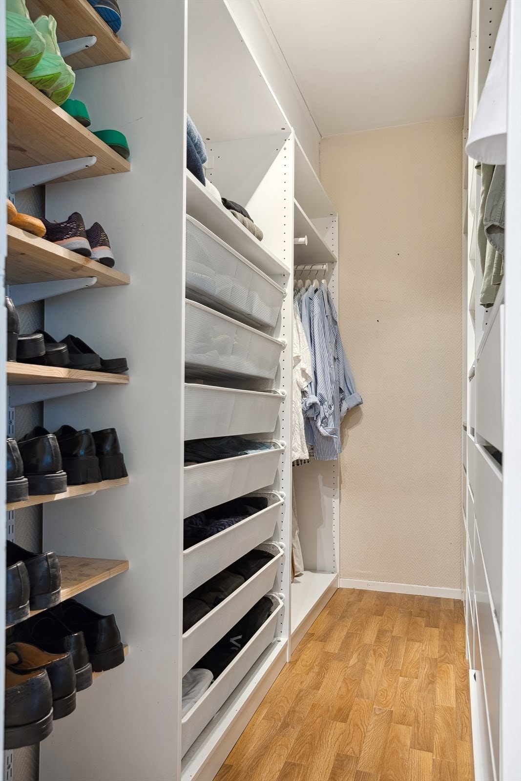 Her er det god plass til oppbevaring av klær og annet utstyr. Innredningen i walk-in closet medfølger. Galleribilde