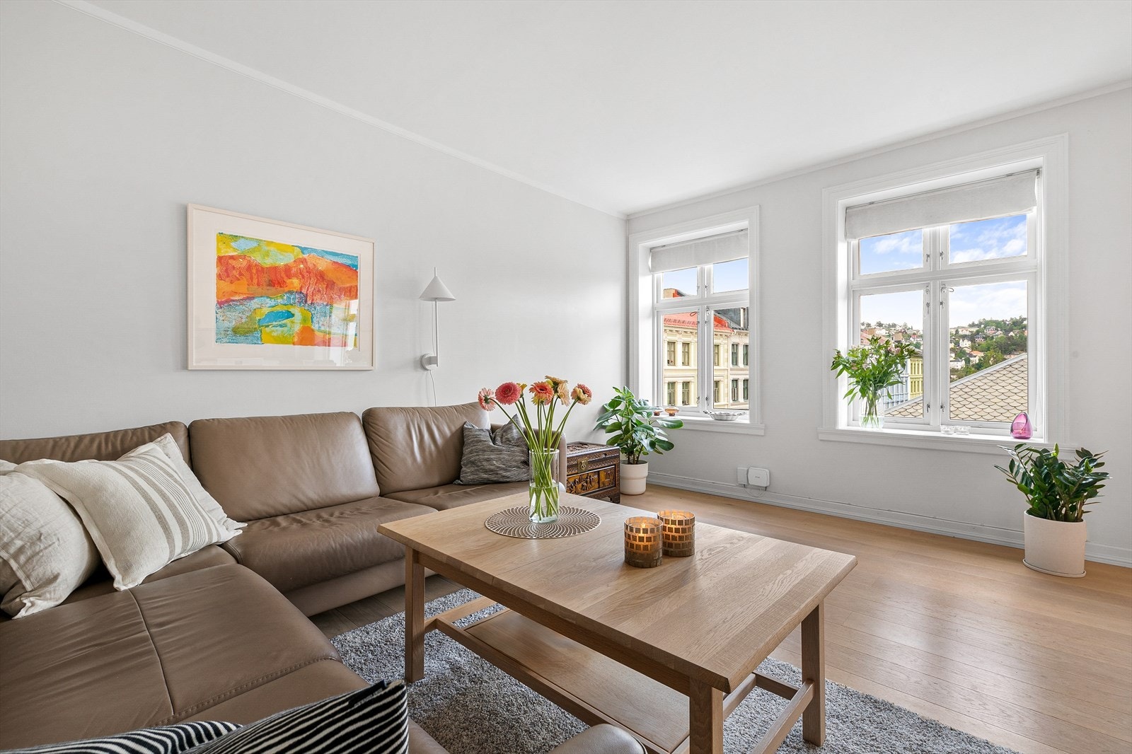 Overflatene er malt lyse farger, kombinert med pen 1-stavs parkettgulv som gir den lune romfølelsen Galleribilde