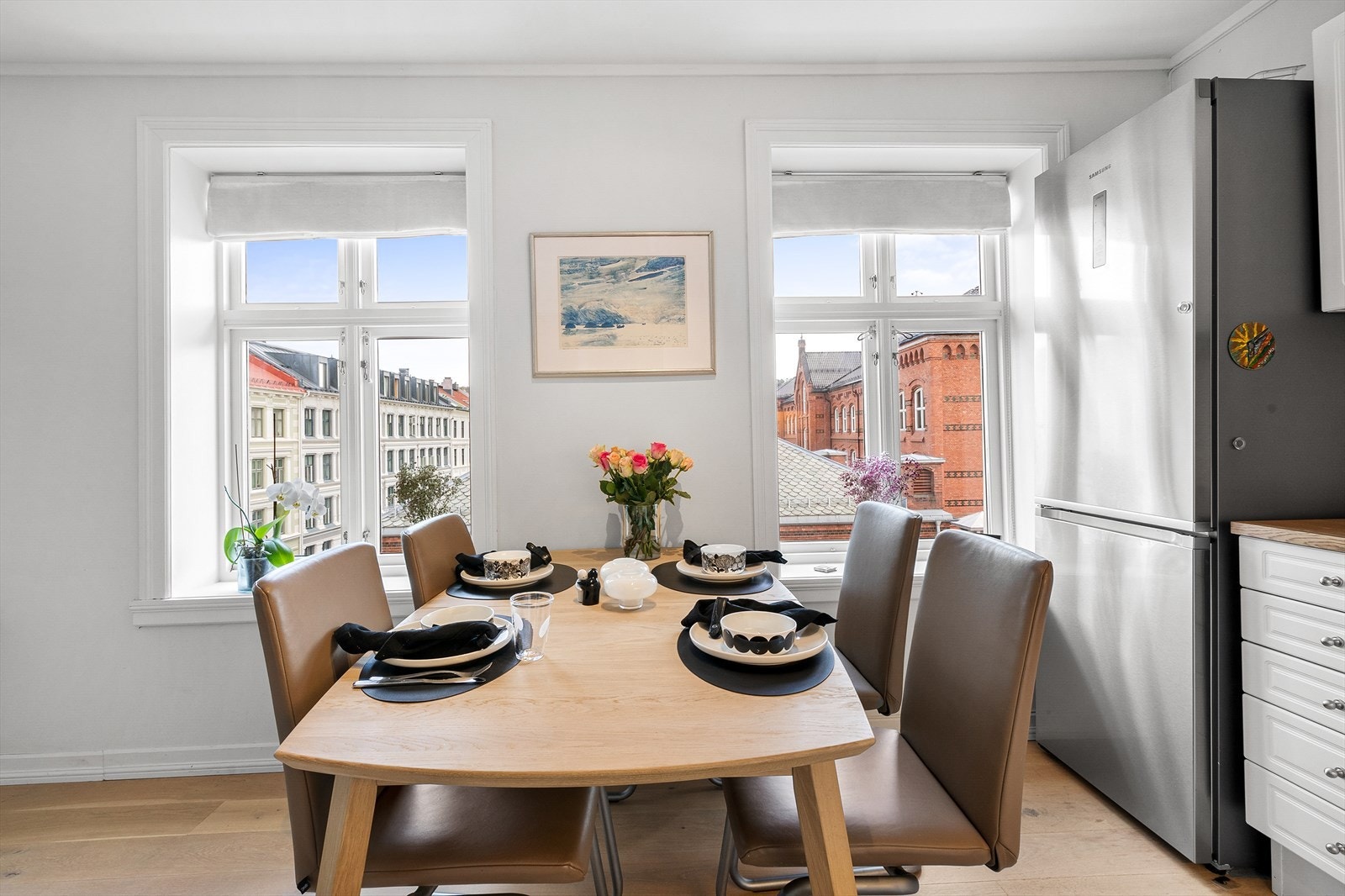 Plass til spisebord ved kjøkkenkroken. Galleribilde