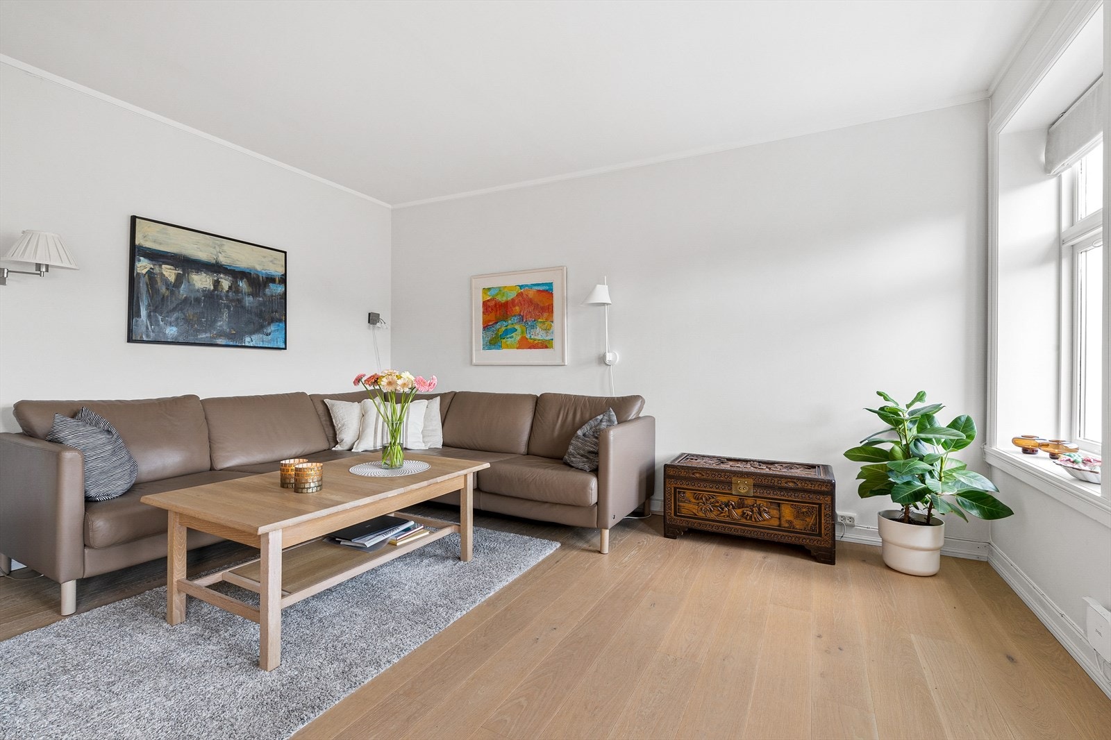Den gode planløsningen gir god plass for sofagruppe, spisebord og annet møblement Galleribilde