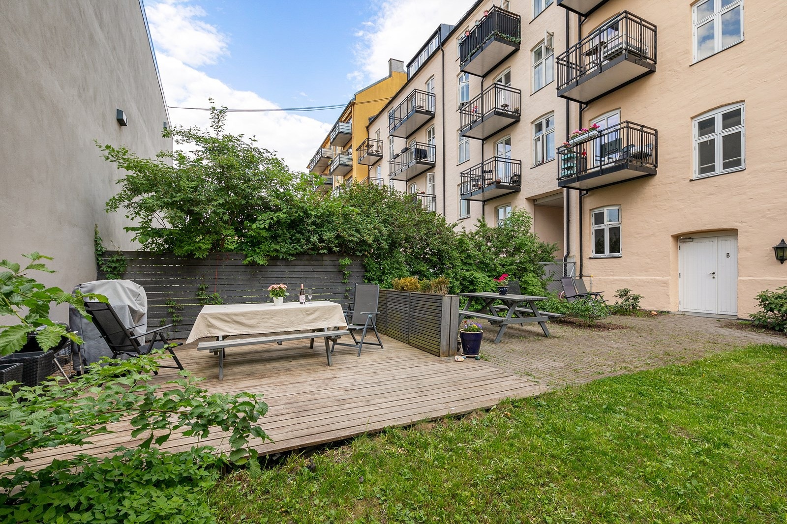 Borettslaget har hyggelig, lukket bakgård med sittegrupper og beplantning Galleribilde